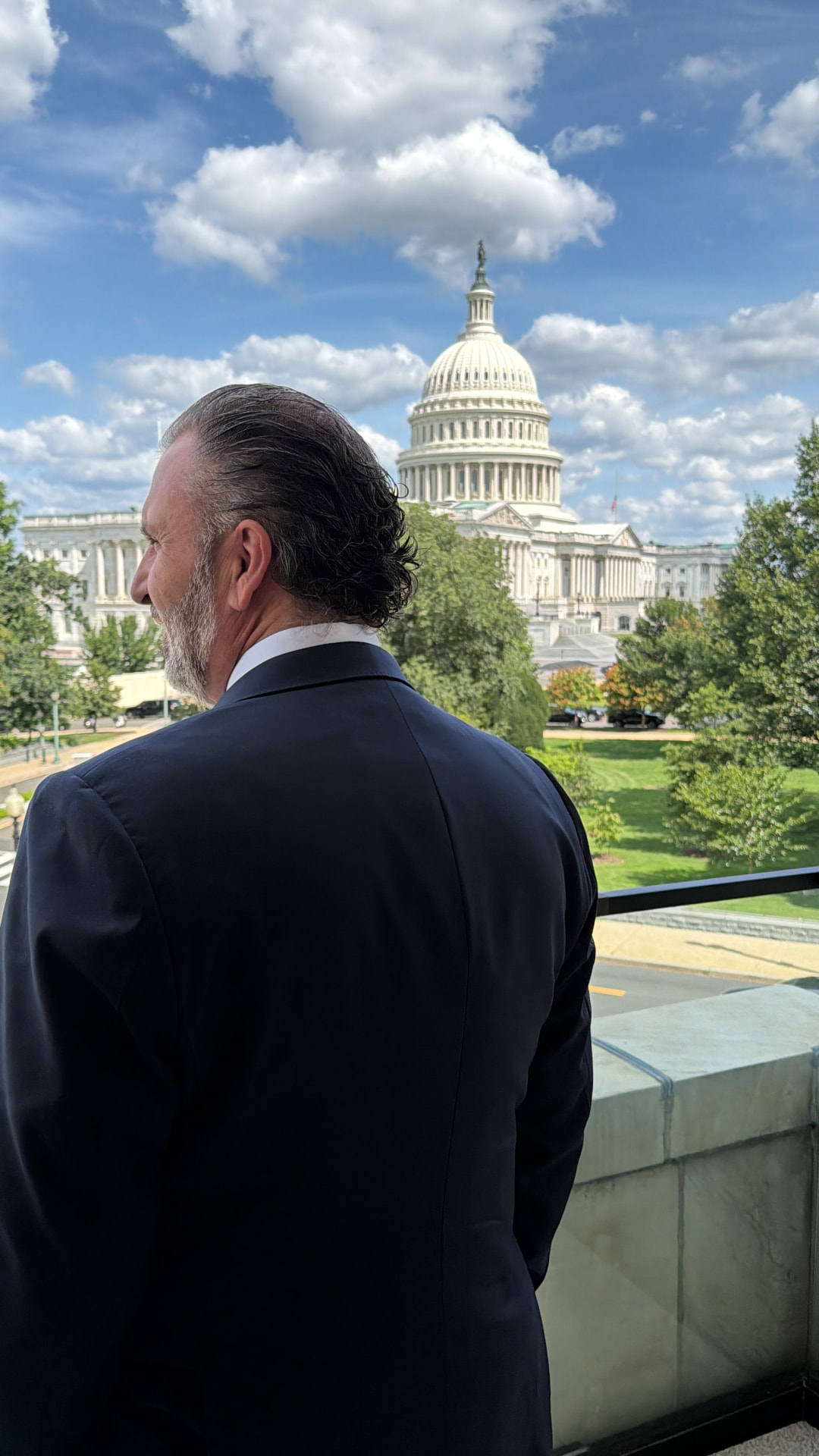Roberto Arzú looking toward the United States Capitol dome in Washington, D.C.